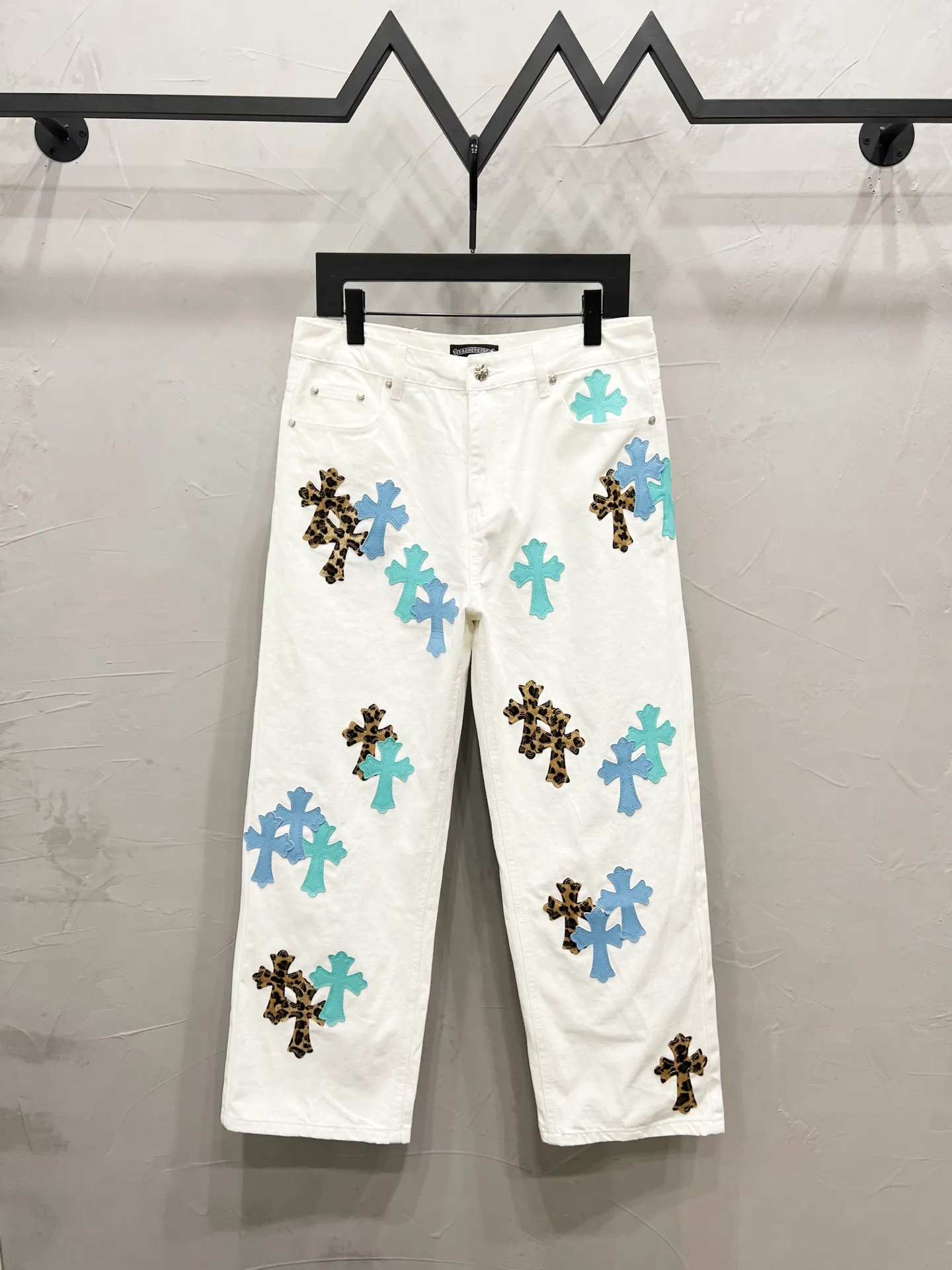 P240 Style number: [M915] Chrome hearts & Chrome hearts 25ss blue leopard print cross patch leather jeans Chrome hearts’ logging pants are here! ! ! CH Croix Heart Double Knee Cross Patch Leather Bo1 Style Logging Pants Straight-leg Work Pants B136 Croix Heart Cross Sanskrit Overalls Price 24W Level, patchwork cross pattern embellishment, high-waisted washed jeans! ! Absolutely high-end luxury products, 1.9W level god-level single products, super popular products, made by top heavy industry, not to be missed. About Zangyin, this is an extremely luxurious fashion brand, which can also be called the nobles of the high street. It has always been an exclusive brand of some hipsters or rich second generation. Compared with ordinary high streets, it is more luxurious and noble. Compared with luxury brands, it has a more fashionable personality and has always been a brand that I have a special liking for. Imported yarn is custom-woven into high-density twill canvas, which ensures a crisp silhouette while also making the fabric feel very delicate. It follows the B01 classic silhouette, with a crisp and stylish upper body. The ready-made garments are stone-ground and fermented and washed, so they can be matched with any style. Buttons and zinc-brushed washable genuine YKK retro metal products. Double-layered canvas on the front. Perfect details. All hardware is perfect. Size: 30-32-34-36 Color: white pants, blue leather, leopard print